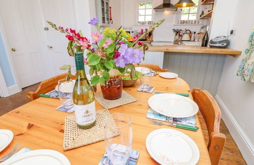 Newport Cottage | LADYLANDS COTTAGE, pet friendly, with a garden in Shorwell