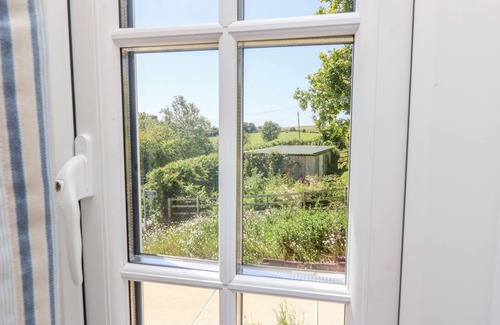 Newport Cottage | LADYLANDS COTTAGE, pet friendly, with a garden in Shorwell