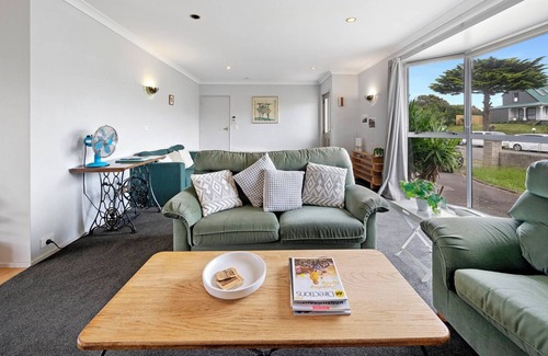 Waikanae Cottage | Lagoon Haven - Waikanae Holiday Home
