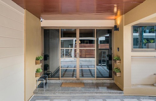 Nana Apartment | Laid Back Bangkok Living in a Retro Chic Retreat