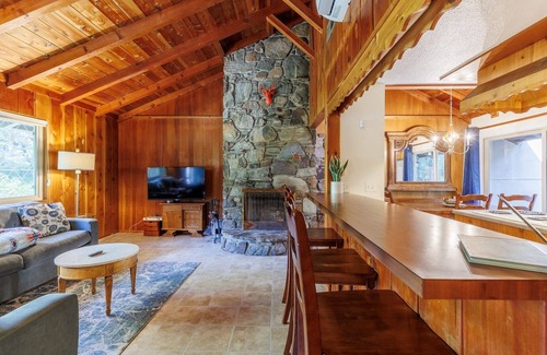 Idyllwild Cabin | Laid-back Creekside Cabin Walkable to Town