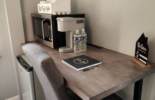 Linntown House | Laid-Back Linntown Guest Suite Bed & Bath w Private Entrance