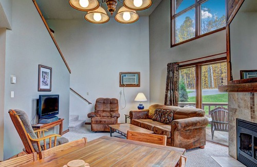 Phelps Condo | Lake Access Condo in Eagle River w/complimentary kayaks, canoes, and row boats.