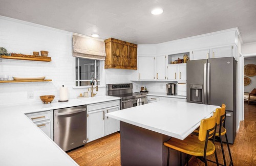 Seguin House | Lake Access | Pool | Loungers | Fire Pit | Grill