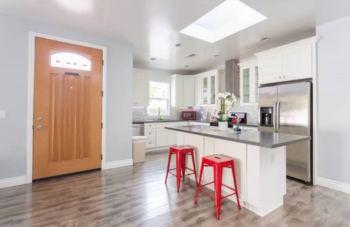 Lake Balboa House | Lake Balboa Modern Glam Charmer