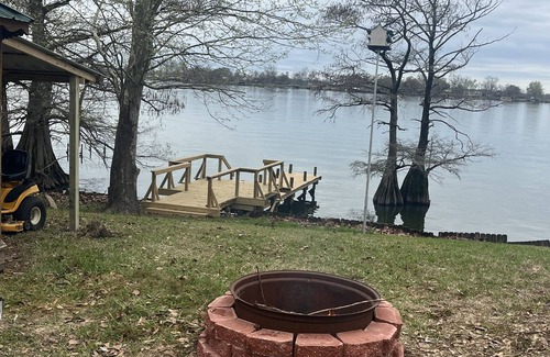 St. Joseph House | Lake Bruin deep water Lot. Gazebo and Camper trailer available Wi Fi