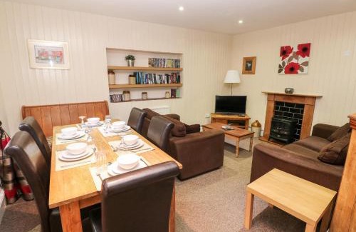 Llys Y Fran House | Lake Cottage