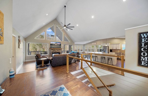 La Follette House | LAKE DAZE-Lakefront/No Wake/9br/12ba/Private Dock/Hot Tub/Sleeps 32