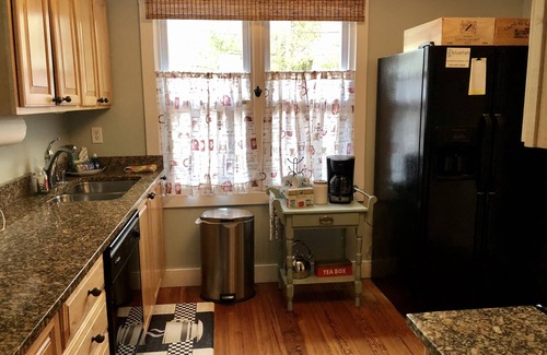 Union Pier House | Lake Escape - Cozy Cottage - Private Hot Tub - 1.5 blocks to Berrien St Beachπππ
