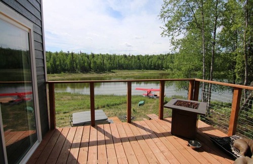 Talkeetna House | Lake front - 2 bedroom, 1 loft home with outdoor sauna