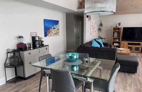 Gimli House | Lake Front 4 Bedroom Home with Hot Tub & Sauna