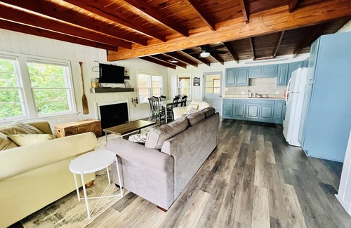 Dadeville Cabin | Lake Front Cabin W/Screened-in Porch and personal dock - Close for Auburn games