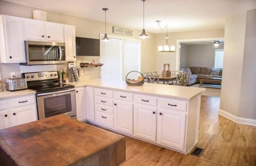 Louisville House | Lake Front Farm House, Close to UT