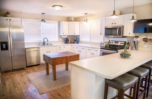 Louisville House | Lake Front Farm House, Close to UT