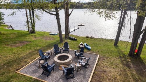 Gaylord House | Lake Front ~ Firepit ~ Kayaks ~ SUPs ~ Yard Games