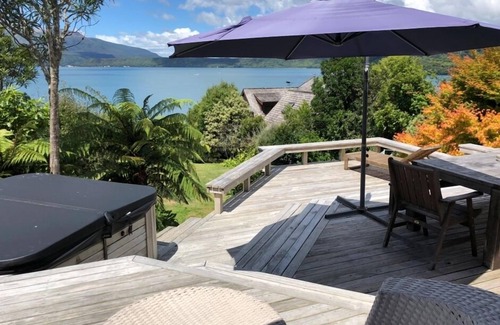 Lake Tarawera House | Lake front with own jetty. Four bedroom with modern furnishings