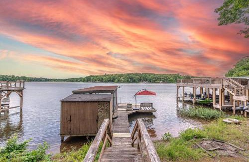 Bracey House | Lake Gaston Duo Kayaks and Dock Duplex 4000+ sq ft