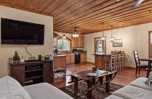 Wevertown Cabin | Lake George, Loon, and Schroon -Hot Tub -Firepit -Gameroom -Kayaks -Pets