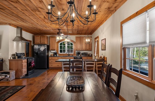 Wevertown Cabin | Lake George, Loon, and Schroon -Hot Tub -Firepit -Gameroom -Kayaks -Pets