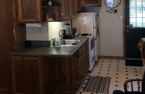 Lake Cottage | Lake George/Shingle Lake ~ WIFI ~ Pet Friendly ~ Cable - Walk to Lake