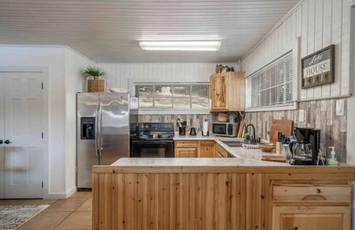 Mid America House | Lake Hamilton’s Cozy Cabin