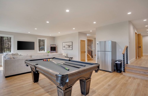 Lake Harmony Estates House | Lake Harmony Access - 8min to Ski, Arcade, Firepit, Outdoor Griddle, Swim/Beach