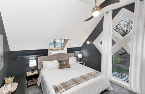 Little Suamico Villa | Lake House Retreat on the Bay!