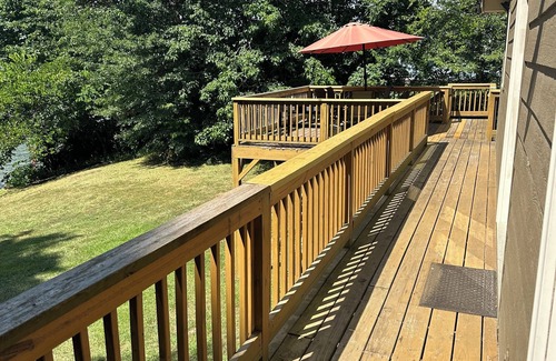 Monticello House | Lake house with large waterfront!