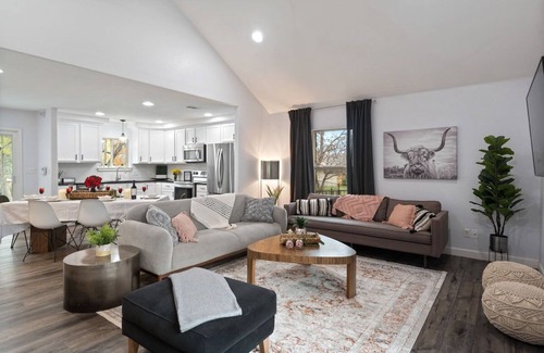 Horseshoe Bay House | Lake LBJ Compound | 2 Homes Side-by-Side | Sleeps 25 | Pool | Hot Tub | Great Fi