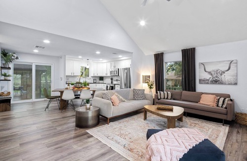 Horseshoe Bay House | Lake LBJ Compound | 2 Homes Side-by-Side | Sleeps 25 | Pool | Hot Tub | Great Fi