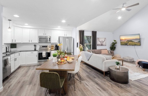 Horseshoe Bay House | Lake LBJ Compound | 2 Homes Side-by-Side | Sleeps 25 | Pool | Hot Tub | Great Fi