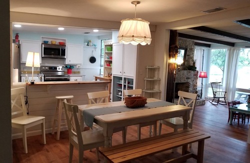 Kingsland Cottage | Lake LBJ - Constant Level Waterfront on Chevy Cove - 4 king beds