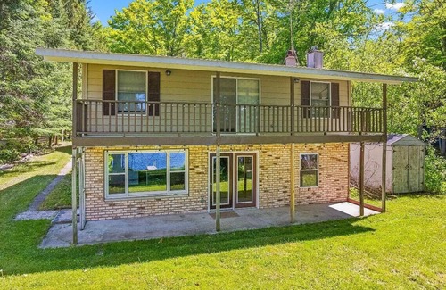 Johannesburg House | Lake Louise Waterfront - Sleeps 8 - Pets Welcome - Kayaks + Snow Trails Nearby