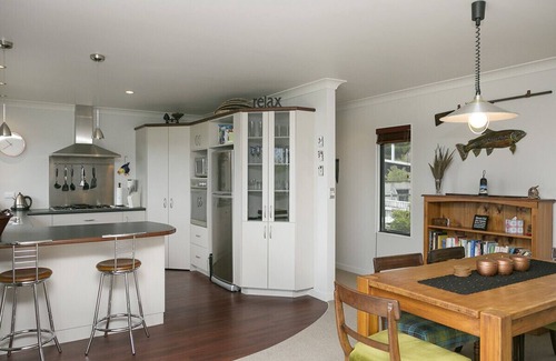 Motuoapa Cottage | Lake Magic - Motuoapa Holiday Home