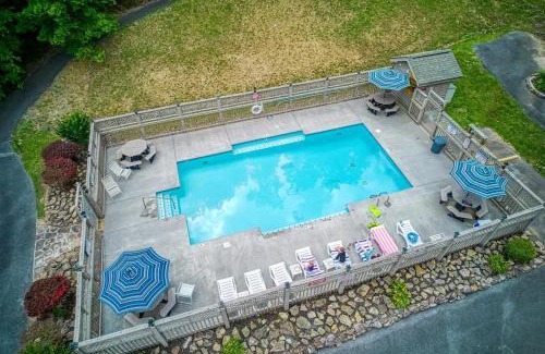 Sevierville House | Lake Mountain Cabin Wpool, Game Room, Hot Tub