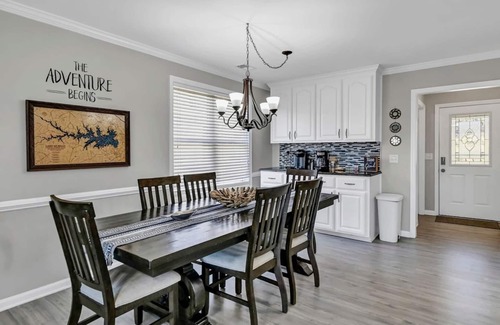 Chapin House | Lake Murray Group Getaway | Sleeps 14 | Kayaks