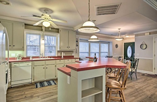 Prosperity House | Lake Murray Home with Kayaks, 13 Mi to Dreher Island!