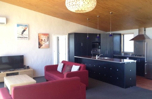 Wanaka House | Lake views on Mataraki