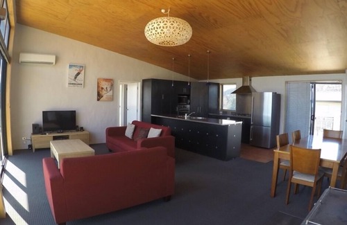 Wanaka House | Lake views on Mataraki