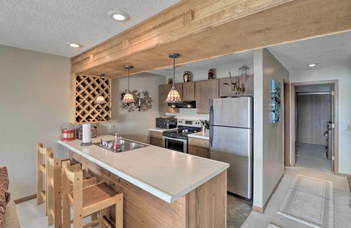 Lake Ozark Condo | Lake Ozark Condo w/Pool & Fishing Docks!