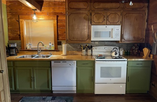 Gordon House | Lake Palo Pinto Rustic, waterfront cabin Steps from private boat dock