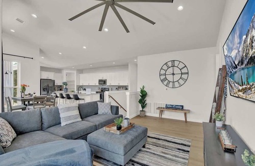 Point Venture House | Lake-Pool-Beach-Gym-Boat Access