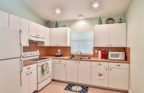 Sebring House | Lake Retreat in Downtown Sebring 2/1 house with lake access on a secluded street