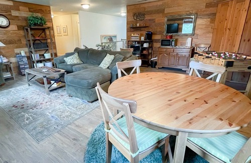 Valley Springs Bed & Breakfast | Lake Room at Bed & Breakfast