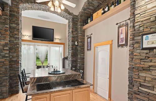 Evans House | Lake Roosevelt Suites - The Southwest Room