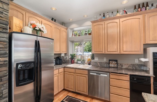 Evans House | Lake Roosevelt Suites - The Eagles Nest