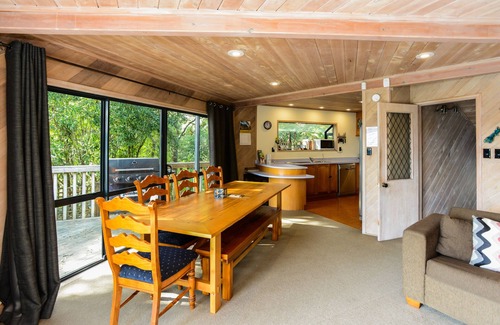 Tikitere House | Lake Rotoiti Views, Tikitere - Stunning Lake Views