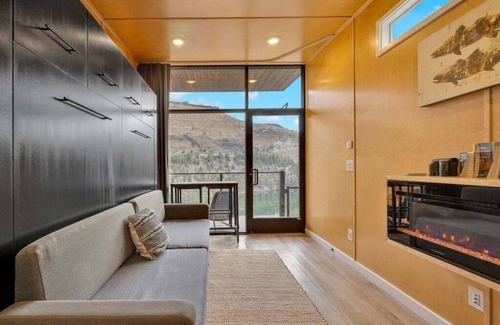 Madras House | Lake Simtustus Resort Crown Point Tiny Home #13 - Hot Tub