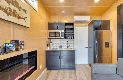 Madras House | Lake Simtustus Resort Crown Point Tiny Home #13 - Hot Tub