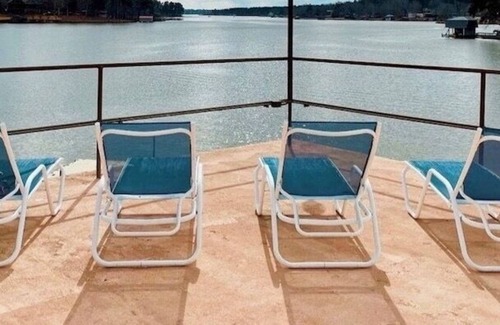 Hardwick House | Lake Sinclair Getaway + Rooftop Patio